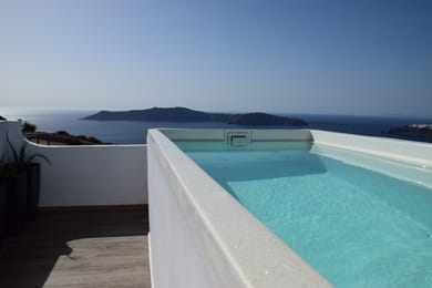 Loft Suite with Heated Plunge Pool & Caldera View