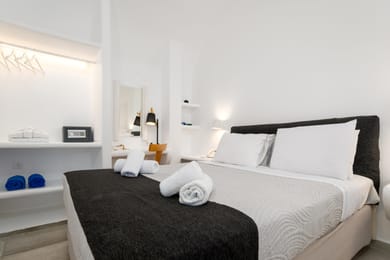 Loft Suite with Heated Plunge Pool & Caldera View
