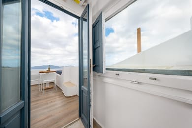 Loft Suite with Heated Plunge Pool & Caldera View