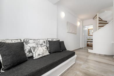 Loft Suite with Heated Plunge Pool & Caldera View