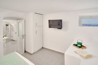 Deluxe Apartment with Indoor - Outdoor Hot Tub & Caldera View 1 BEDROOM