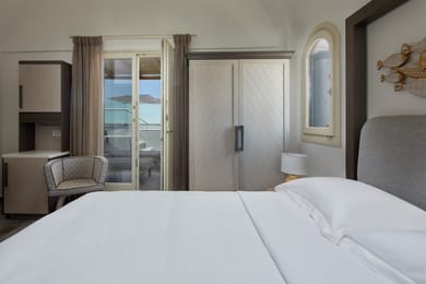 Queen Guest Room with Hot Tub