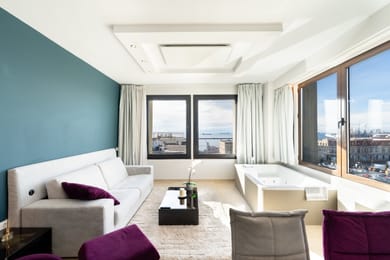 Riviera Jacuzzi & Sea View Suite 9