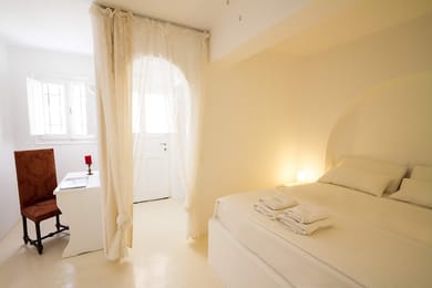 White Villa 3 Bedroom Apt Split Level