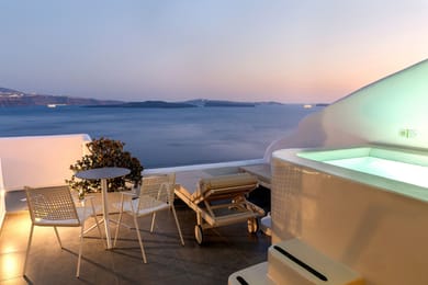 Absolute Suite with Private Hot Tub & Caldera View