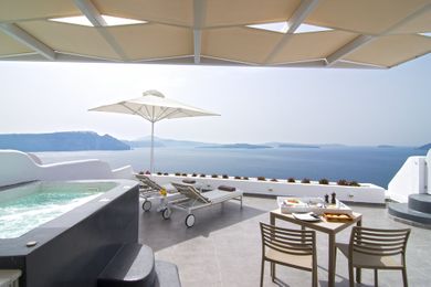 Absolute Suite with Private Hot Tub & Caldera View