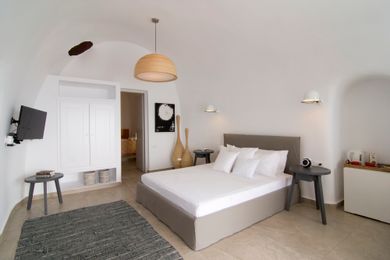 Absolute Suite with Private Hot Tub & Caldera View