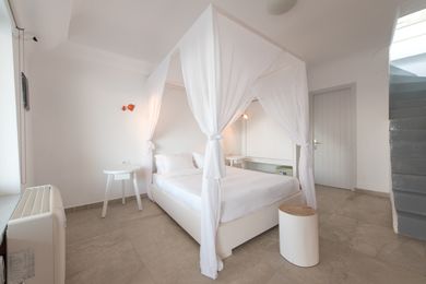 Honeymoon Suite with Outdoor Heated Pool and caldera view