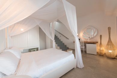Honeymoon Suite with Outdoor Heated Pool and caldera view