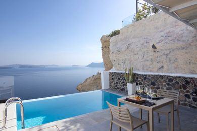 Honeymoon Suite with Outdoor Heated Pool and caldera view