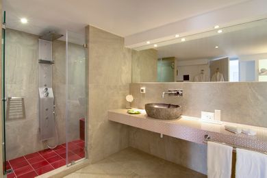 Pure Suite with Private Hot Tub & Caldera View