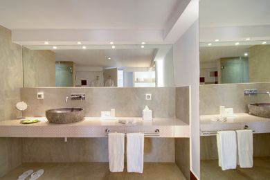 Pure Suite with Private Hot Tub & Caldera View
