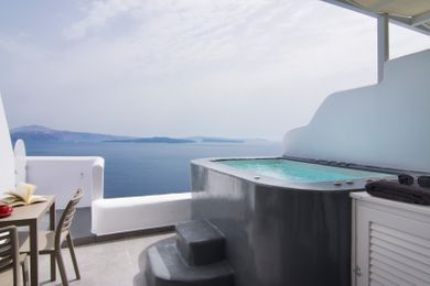 Pure Suite with Private Hot Tub & Caldera View