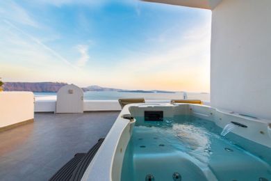 Pure Suite with Private Hot Tub & Caldera View