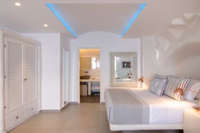 Legend Suite with Outdoor Hot Tub & Caldera View