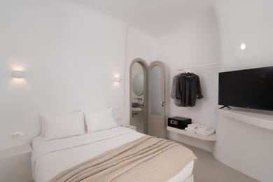 Honeymoon Suite with Caldera View and Jacuzzi