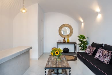 Siete Mares Luxury Suites Santorini - Image 4