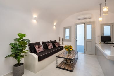 Siete Mares Luxury Suites Santorini - Image 3