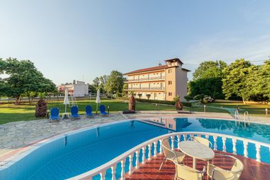 Sintrivanis Resort Beach - Image 3