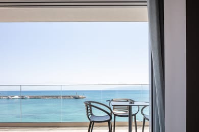 Skipper Beachfront Suites - Image 4