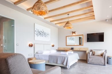 Skipper Beachfront Suites - Image 5
