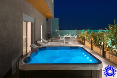 2 Bedroom Suite with Jacuzzi and Sea View