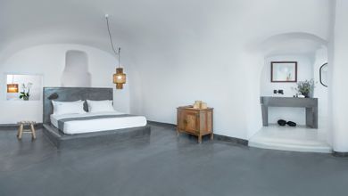 (Oia View) Superior Cave Suite with Semicovered Plunge Pool & Caldera View
