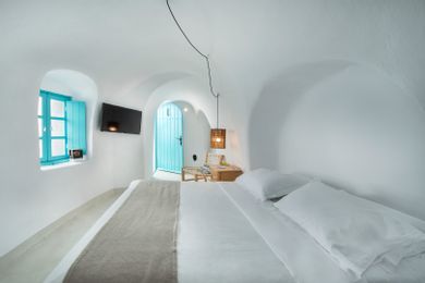 (Oia View) Cave Room with Outdoor Plunge Pool & Caldera View