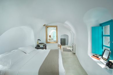 (Oia View) Cave Room with Outdoor Plunge Pool & Caldera View