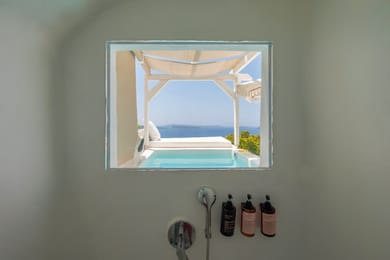 (Caldera View) SophOia Cave Suite with Outdoor Plunge Pool & Caldera View
