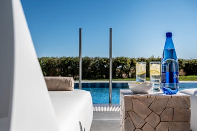 Twin bungalow with direct access to shared pool and sea view