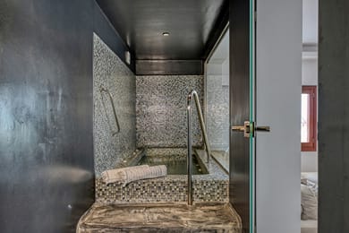 Deluxe suite with Jacuzzi and Private pool