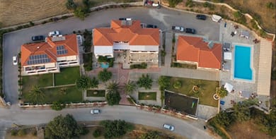 Saint George Hotel & Suites - Image 2