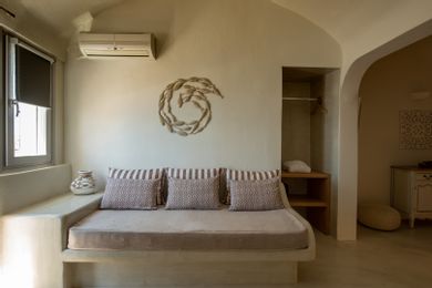 Deluxe Cave Room With Hot Tub and Caldera View