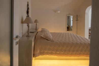 Deluxe Cave Room With Hot Tub and Caldera View