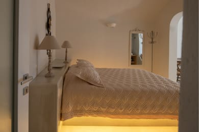 Deluxe Cave Room With Hot Tub and Caldera View