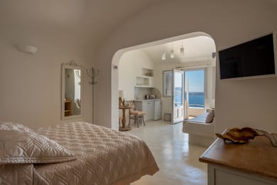 Deluxe Cave Room With Hot Tub and Caldera View