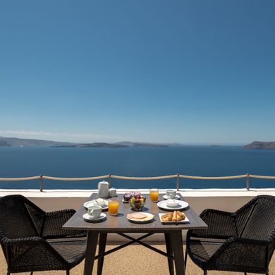 Deluxe Cave Room With Hot Tub and Caldera View