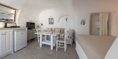 Traditional Cave Studio with Caldera View (2 Adults) - Annex