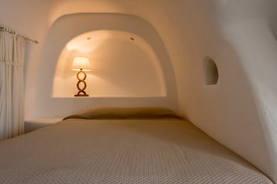 Traditional Cave Studio with Caldera View (2 Adults) - Annex