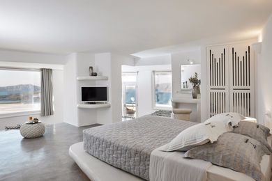 VIP Suite With Private Outdoor Hot Tub & Caldera View