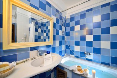 Luxury Maisonette Jacuzzi with seperate bedrooms