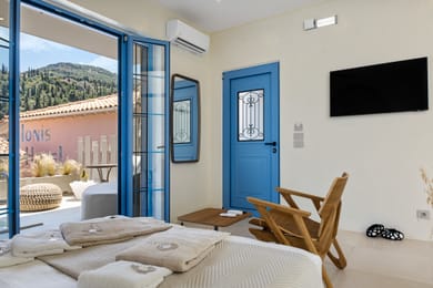 Luxury Suite with Jacuzzi & Sea View