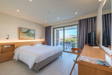 Deluxe Double Suite with Direct Access to the Pool and Side Sea View