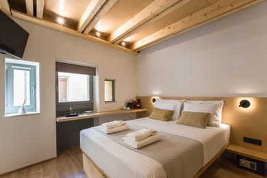 01-Suite Deluxe Suite with Spa Bath | Ground Floor