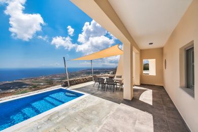 Villa Assyrtiko with private heated pool
