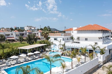 Tinas Plus Hotel - Image 2