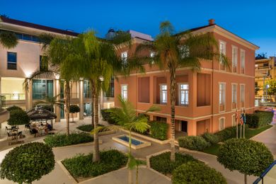 Trianon Luxury Apartments & Suites