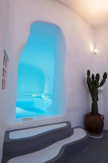 Three-Bedroom Villa with 2 Private Heated Jacuzzi and Caldera View Terraces