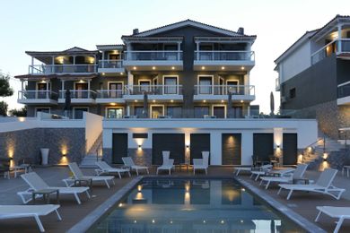 Trizonia Bay Hotel - Image 2